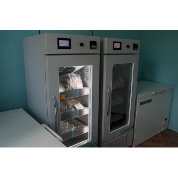 Холодильник для банків крові ТМ COOLERMED на 685 л. (4°C ± 1°C)